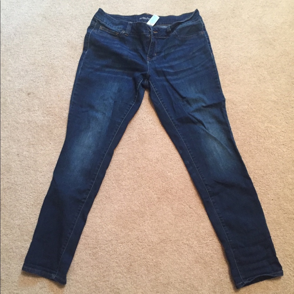 Dark wash skinny jeans, great condition.